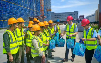 Los directivos del Grupo visitan las obras para llevar ayuda contra el calor del verano y atención a los trabajadores de primera línea
